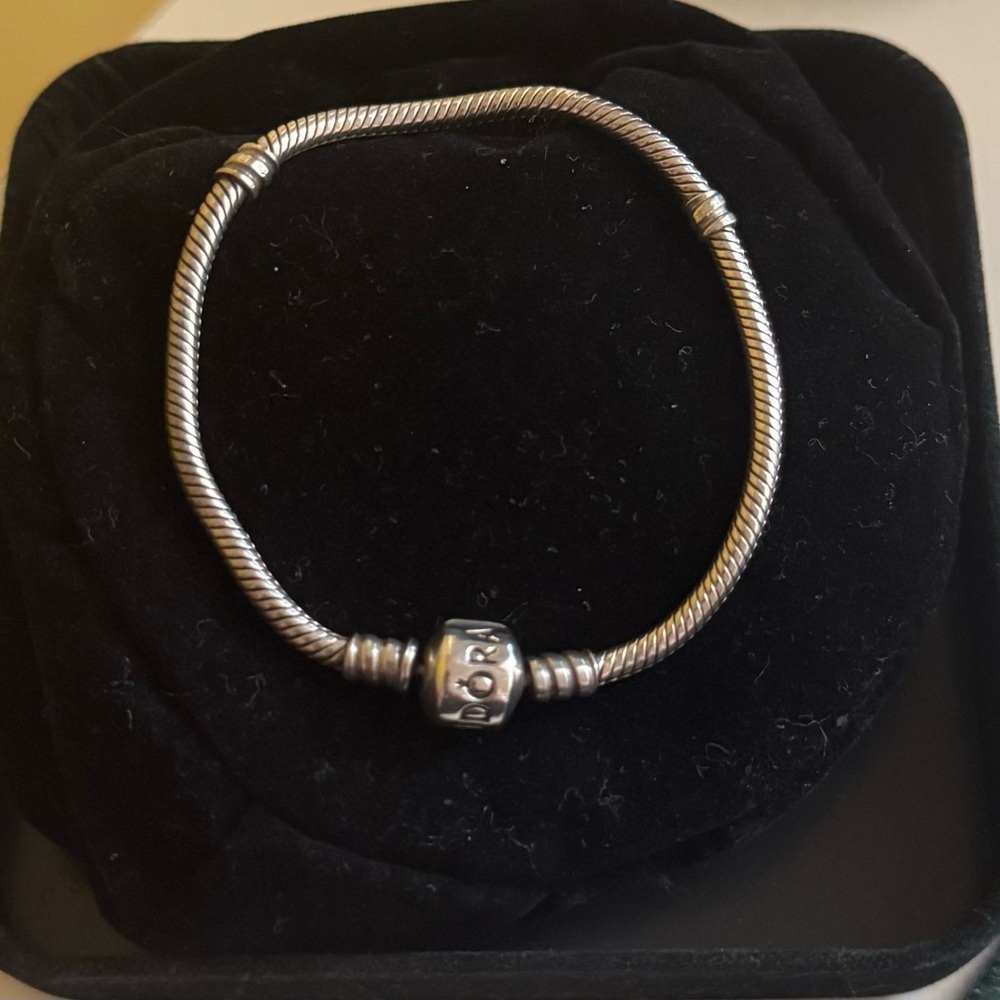 Pandora Moments Barrel Clasp Snake Chain Bracelet
Sterling silver